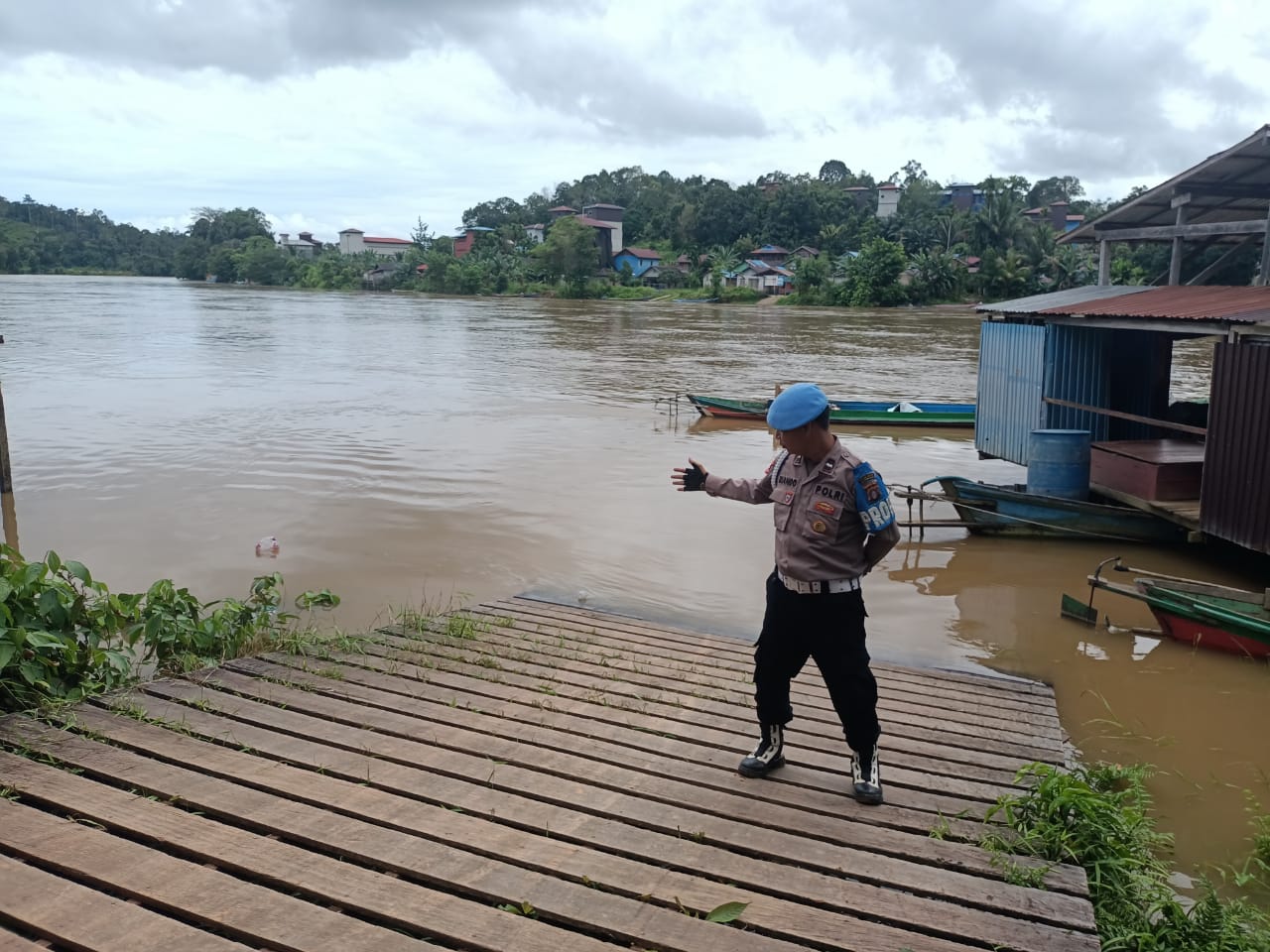 *Polsek Marikit Laksanakan Cek Debit Air untuk Mitigasi Bencana Alam.*