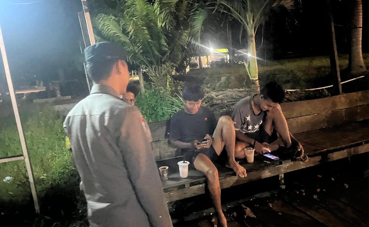 Personel Piket Polsek Lamandau Sambangi Warga, Berikan Imbauan untuk Menjauhi Judi Online