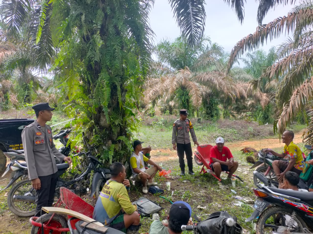 Personel Polsek Sematu Jaya Laksanakan Sambang dan Silaturahmi dengan Masyarakat
