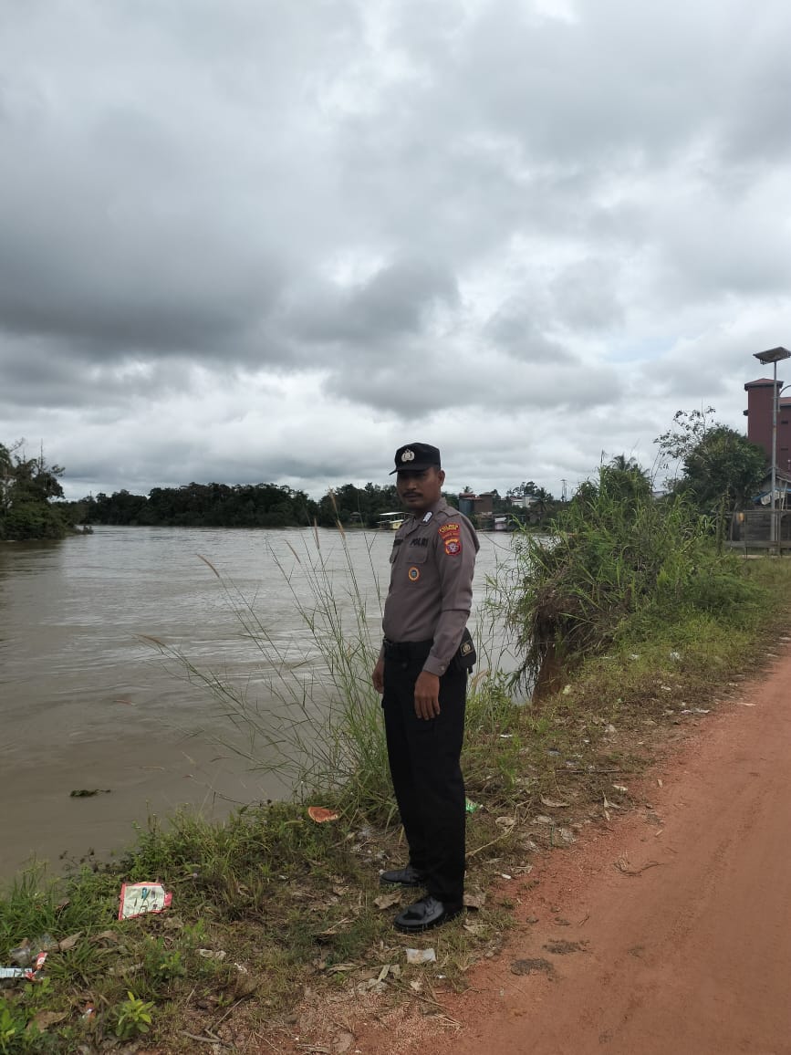 *Personil Polsek Sanaman Mantikei Rutin Cek Debit Air*