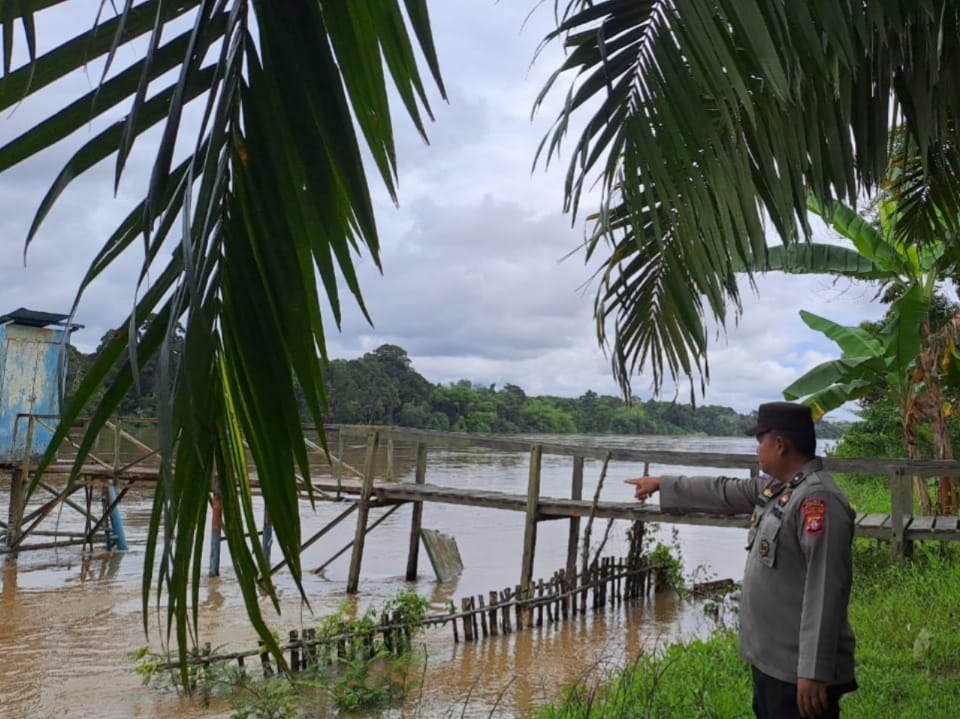 Deteksi Banjir, Polsek Tewang Sangalang Garing dan Pulau Malan Cek Ketinggian Debit Air