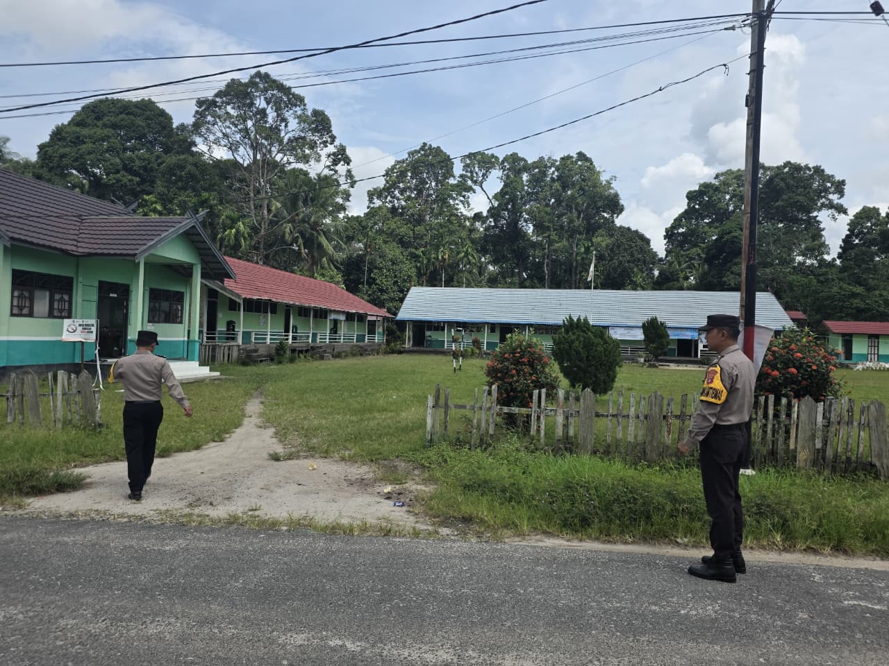 Dengan Patroli Dialogis, Polsek Tewang Sangalang Garing dan Pulau Malan Berikan Rasa Aman Kepada Masyarakat