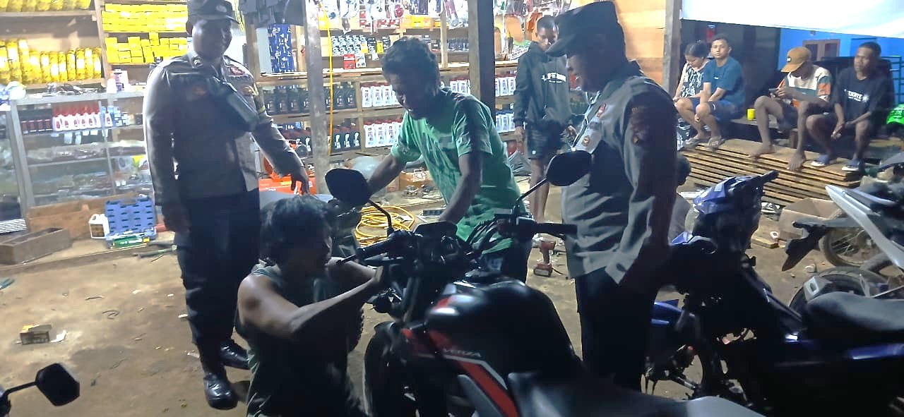 Piket Polsek Silaturahmi kepada Masyarakat yang sedang bekerja