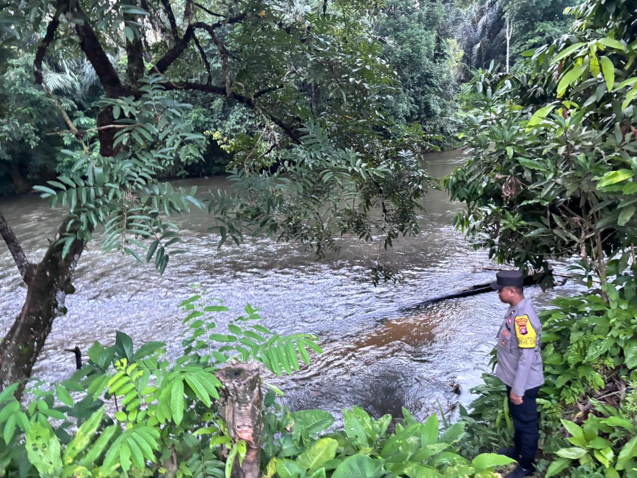 Piket Polsek Delang cek debit air DAS Delang