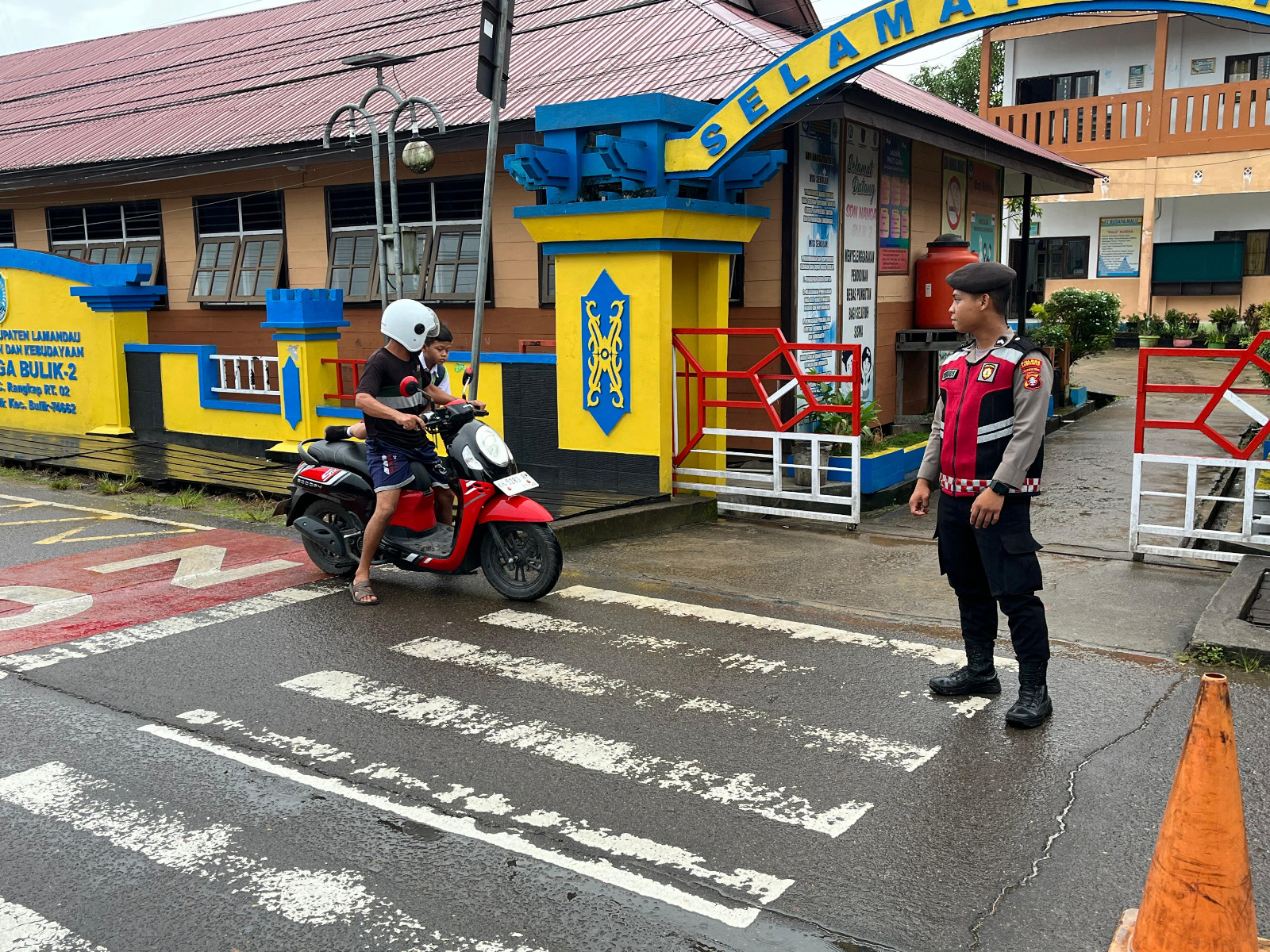 Sat Samapta Polres Lamandau Laksanakan Pengaturan Lalu Lintas di Depan Sekolah SD N 2 dan SMP Negeri 1 Bulik
