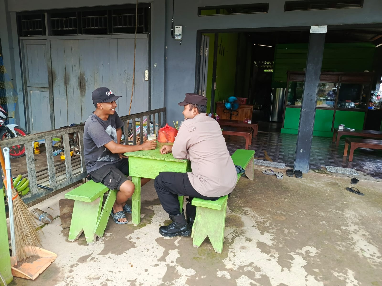 Piket Polsek lamandau melaksanakan Silaturahmi ke masyarakat