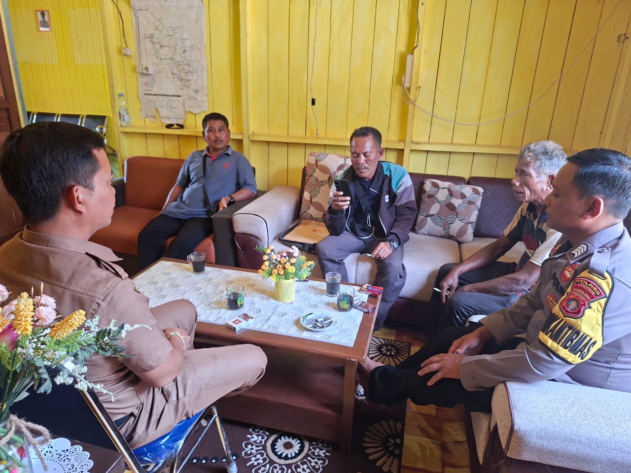 Bhabinkamtibmas Silaturahmi ke Kantor Desa Binaan