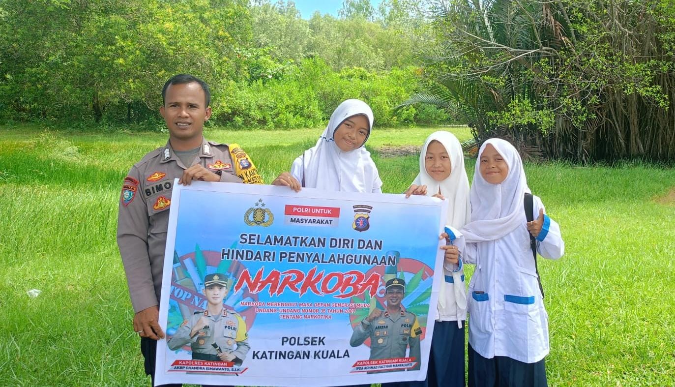 Sampaikan pesan Kamtibmas, Bhabinkamtibmas Polsek Katingan Kuala sambangi Warga.