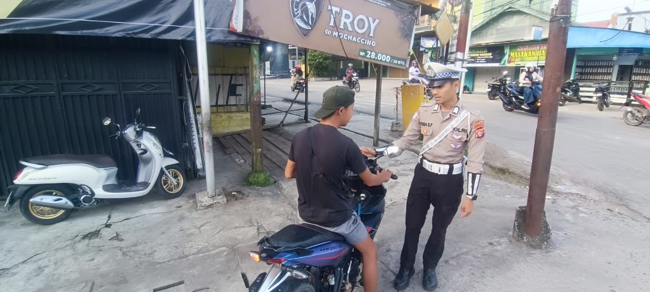 *Tidak Menggunakan Helm Saat Berkendara Personel Satlantas Berikan Teguran Humanis*.