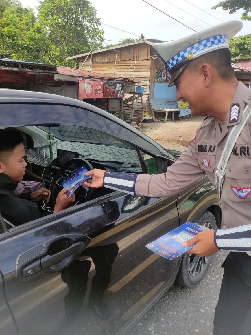 *Pembagian Brosur Keselamatan Berlalu Lintas Kepada masyarakat.*