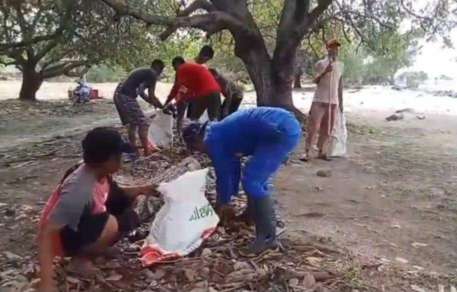Lingkungan Bersih Dan Sehat, Ditpolairud Bersihkan Sampah Dipantai Kempeng Pegatan