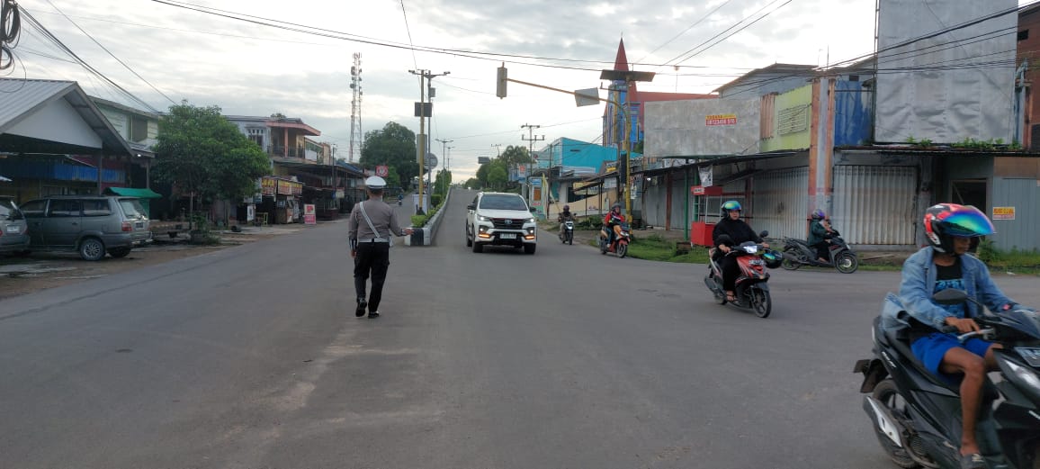 Satuan Lantas Polres lamandau Laksanakan Pengaturan Lalin Pada Pagi hari
