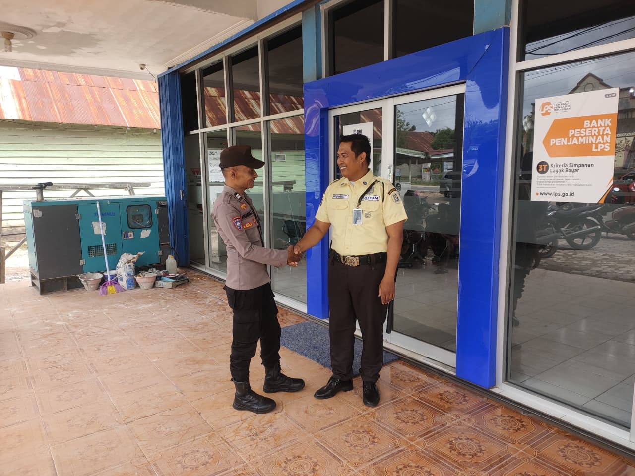 Piket Polsek Patroli dan Silaturahmi dengan Satpam Bank BRI
