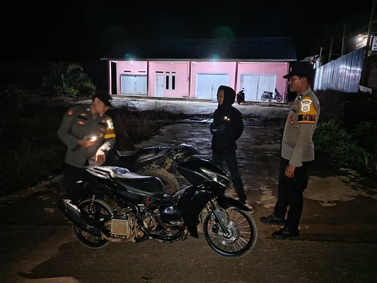 Piket Polsek Lamandau Sambangi Warga, Imbau Pengendara Lebih Berhati-hati di Jalan