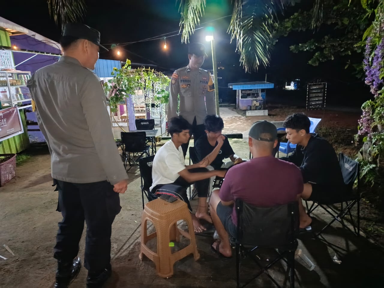 Personel Piket Polsek Lamandau Sambangi Warga, Berikan Imbauan untuk Menjauhi Judi Online