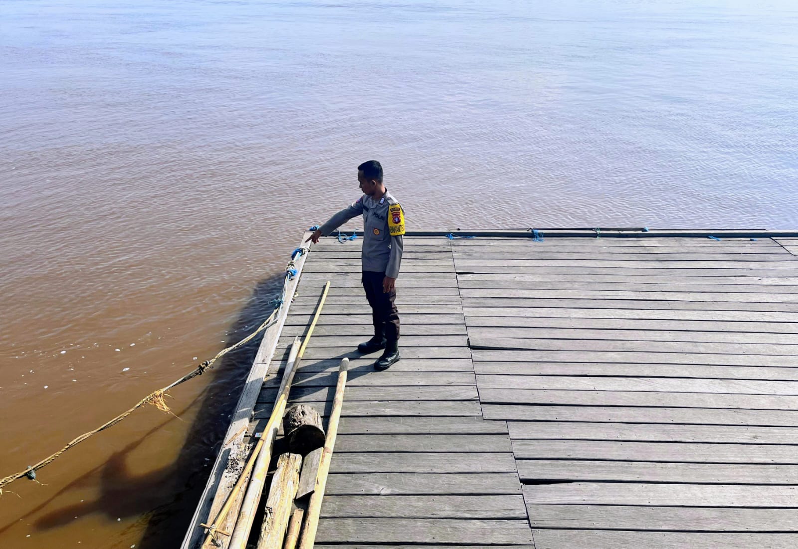 Personil Polsek Katingan Kuala Rutin Melakukan Pengecekan Debit Air Di Wilayahnya