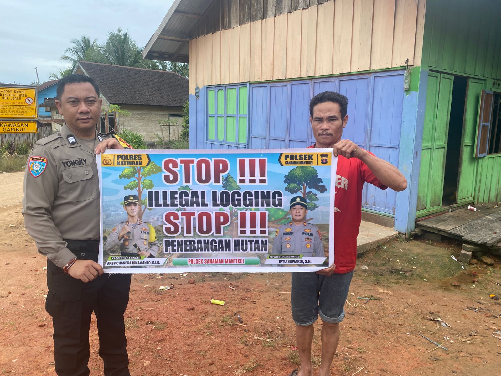 Bhabinkamtibmas laksanakan Sosialisasikan tentang larangan dan sangsi Pidana bagi pelaku Ilegal Logging kepada masyarakat di  Desa Binaan.