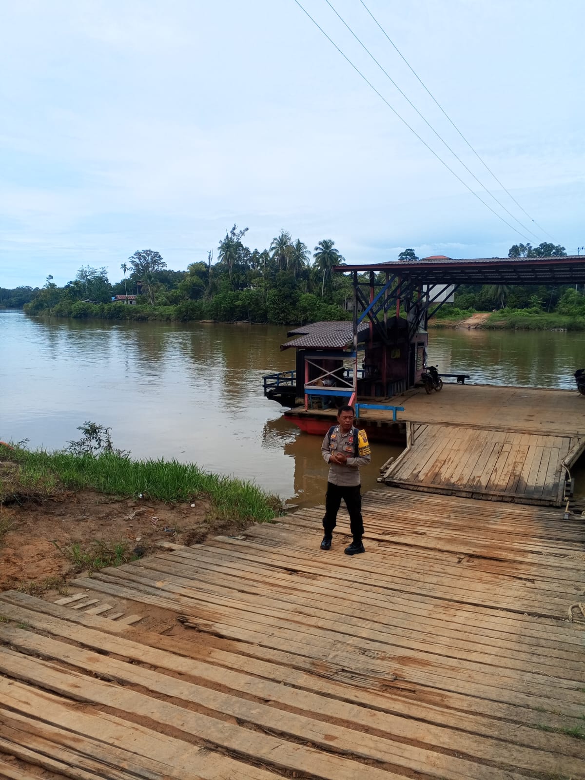 *Personil Polsek Sanaman Mantikei Rutin Cek Debit Air*