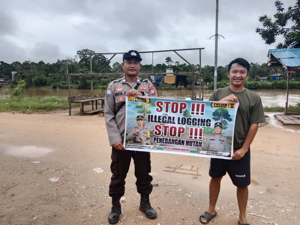Bhabinkamtibmas laksanakan Sosialisasi kan tentang larangan dan sangsi Pidana bagi pelaku Ileggal Logging kepada masyarakat di Desa Binaan.
