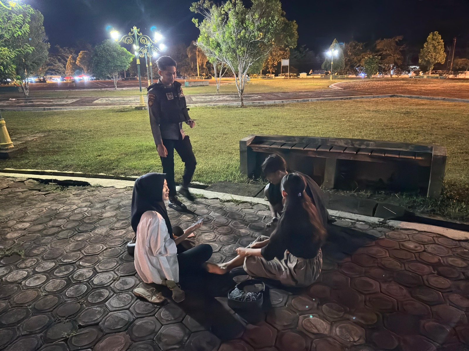 Piket Sat Samapta Polres Lamandau Patroli Malam dan Sambangi Remaja yang Nongkrong untuk Cegah Gangguan Kamtibmas