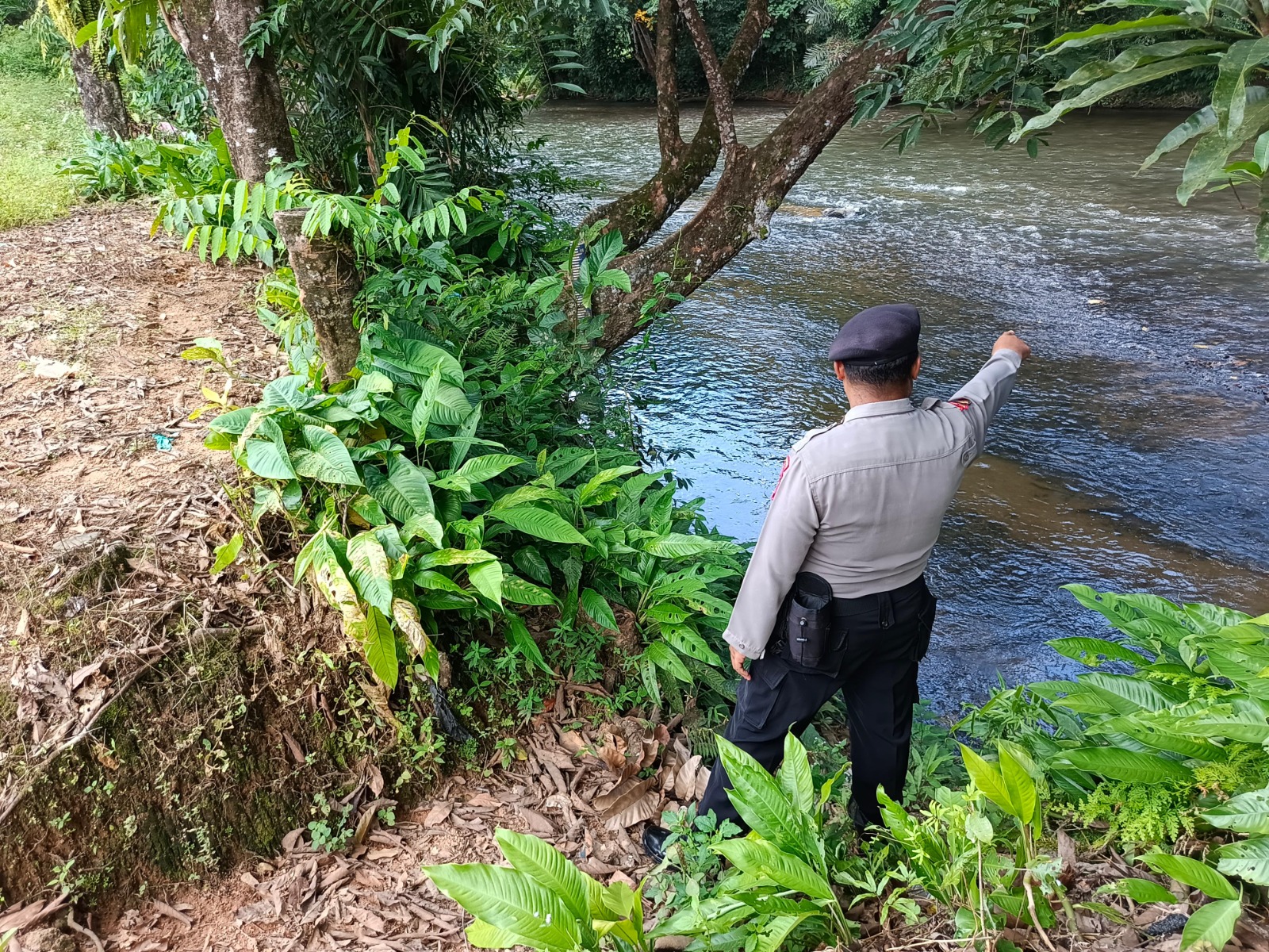 Piket Polsek Delang cek debit air DAS Delang