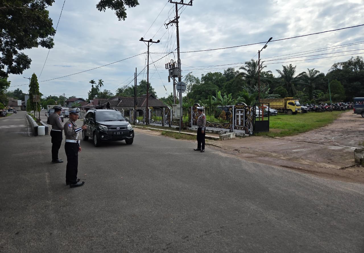 Sat Lantas Polres Lamandau Laksanakan Pengaturan Lalu Lintas di Gereja Saat Ibadah Hari Minggu