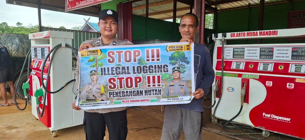 Bhabinkamtibmas laksanakan Sosialisasikan tentang larangan dan sangsi Pidana bagi pelaku Ileggal Logging kepada masyarakat di  Desa Binaan.