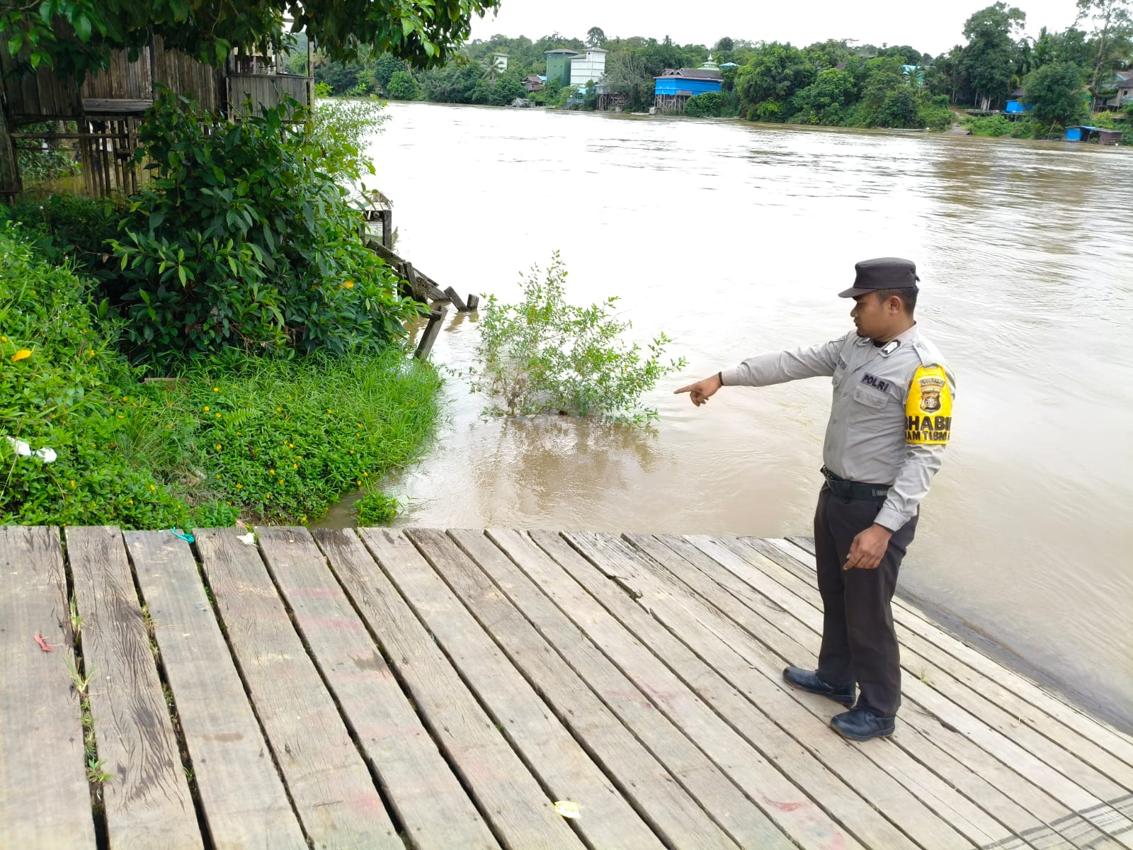 Antisipasi Bencana Banjir, Personil Polsek Marikit Pantau Debit Air DAS Katingan.