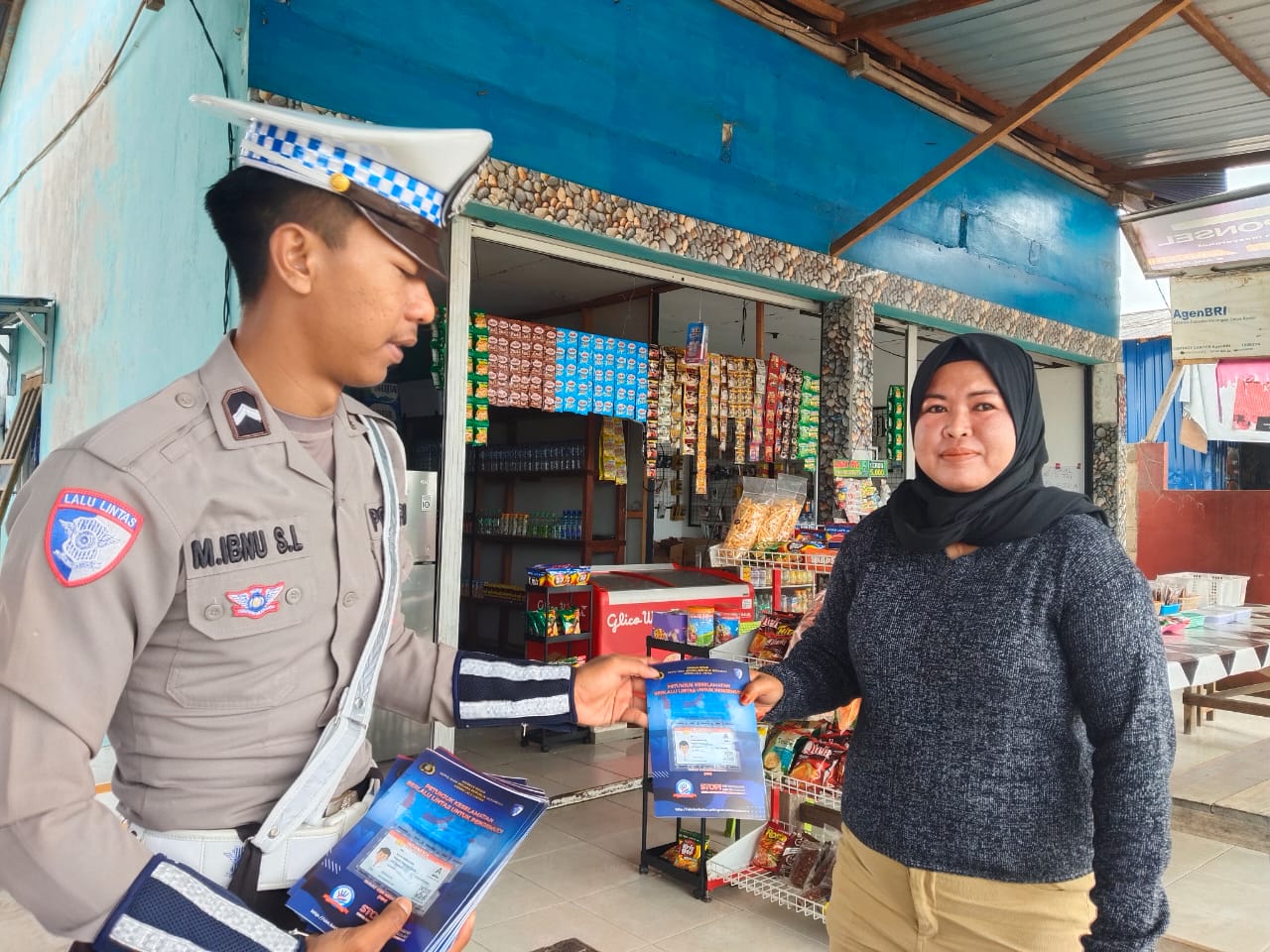 *Pembagian Brosur Keselamatan Berlalu Lintas Kepada masyarakat.*