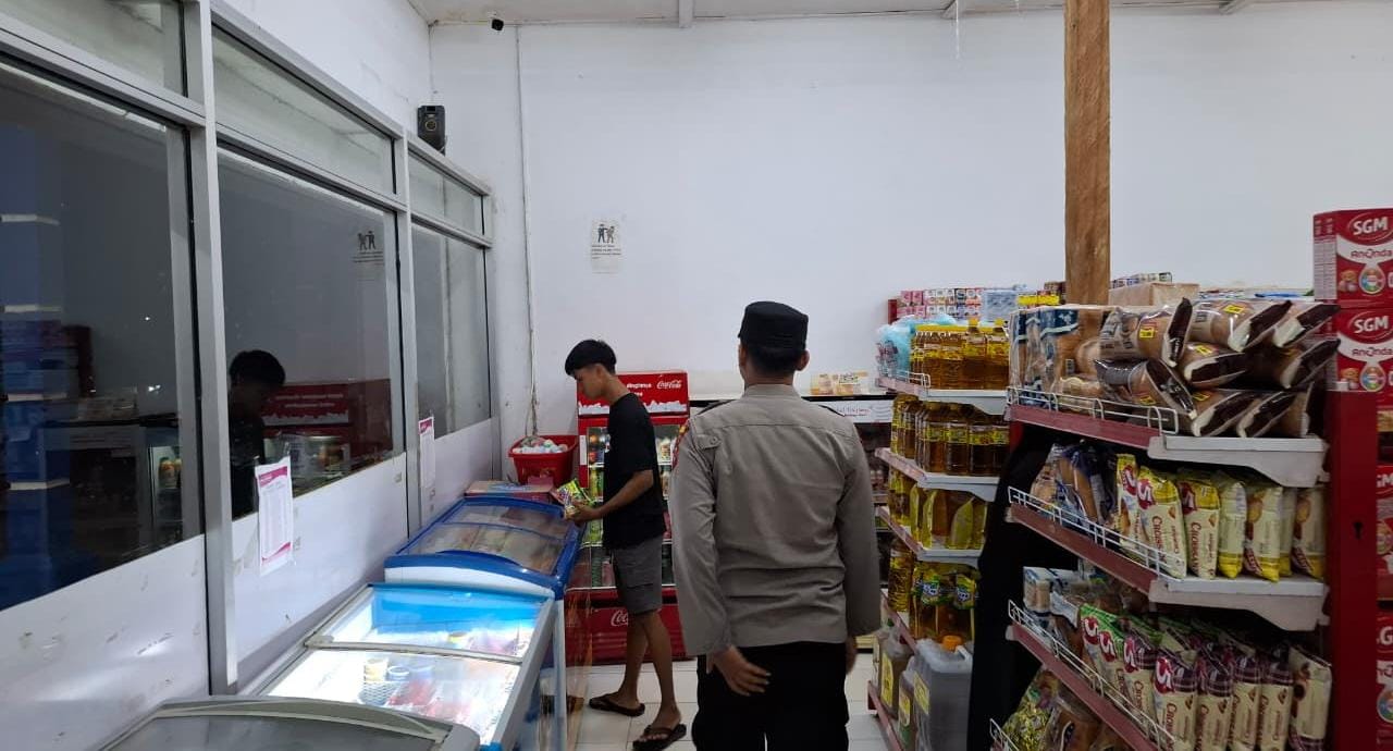 Piket Polsek Patroli kepertokoan diwilkum Polsek Sematu Jaya