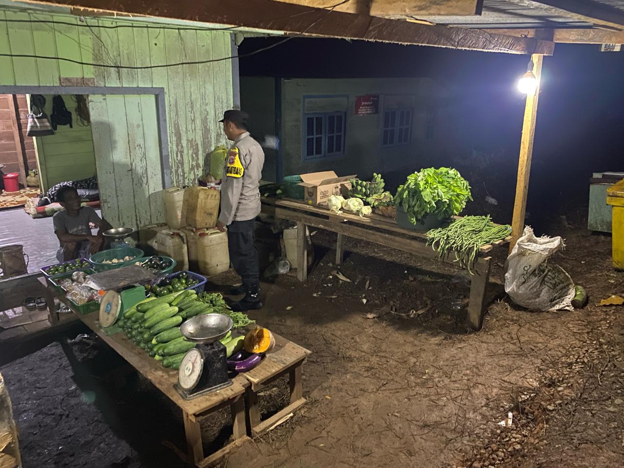 Piket Polsek laksanakan Patroli di Pasar di Wilkum Polsek Delang