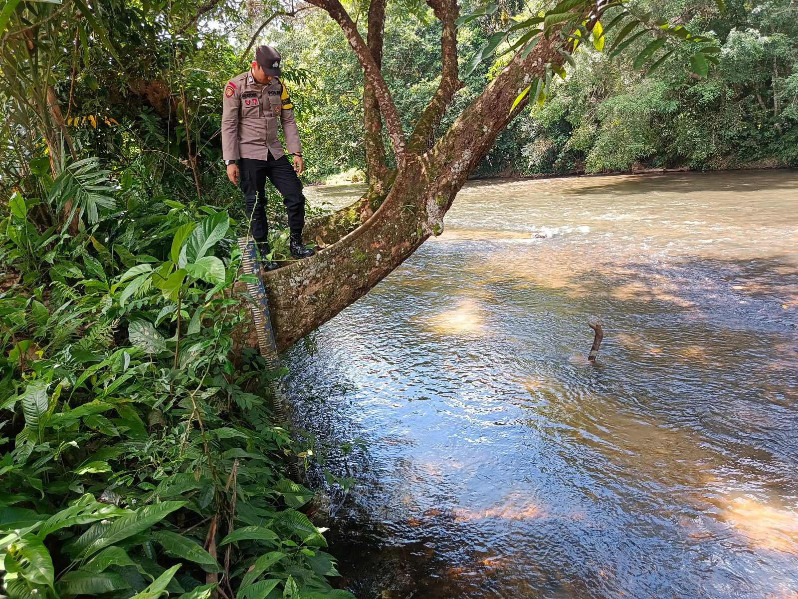 Piket Polsek Delang cek debit air DAS Delang