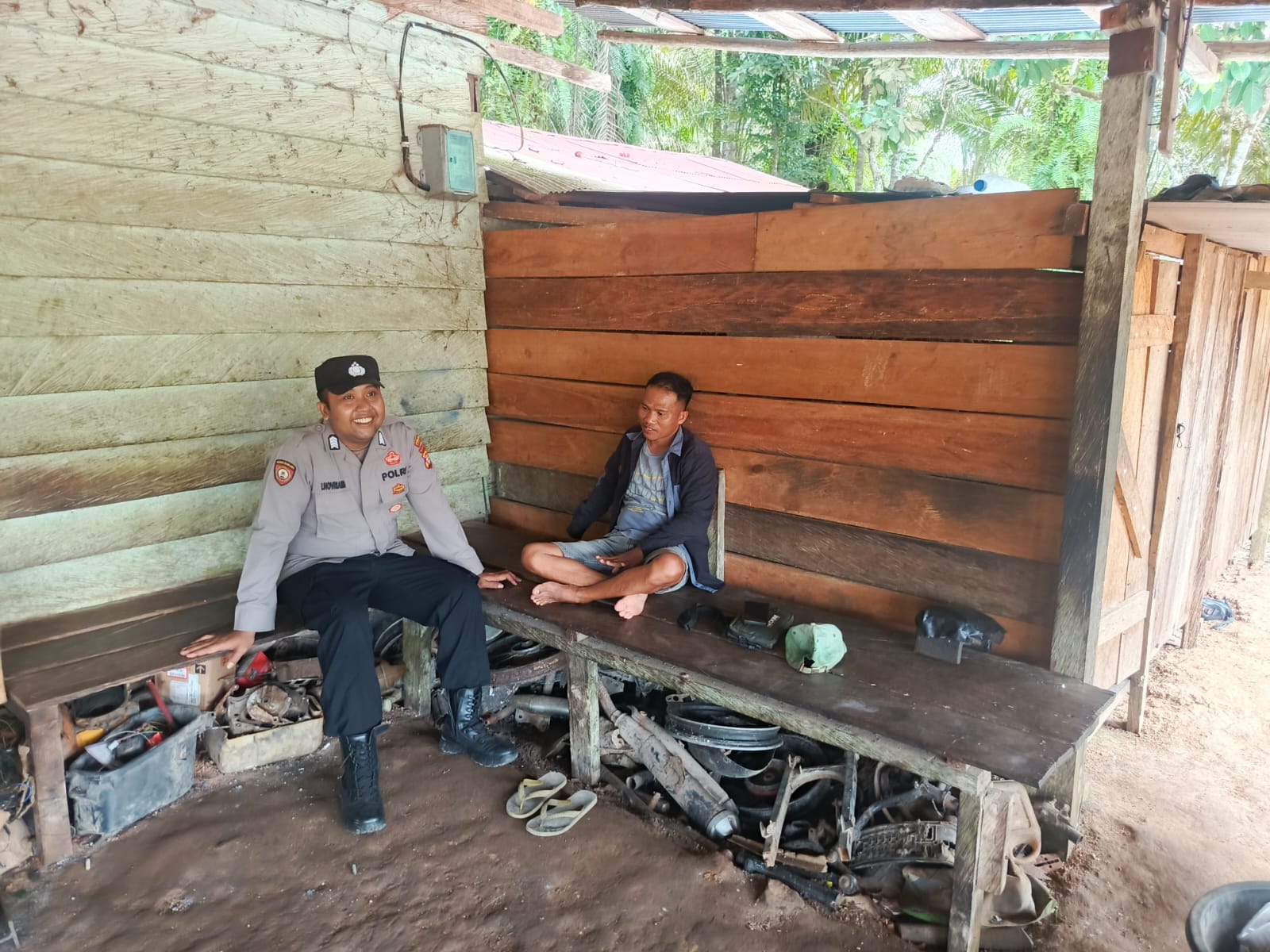 Personel Polsek Lamandau Sambangi dan Jalin Silaturahmi dengan Masyarakat, Sosialisasikan Layanan 110