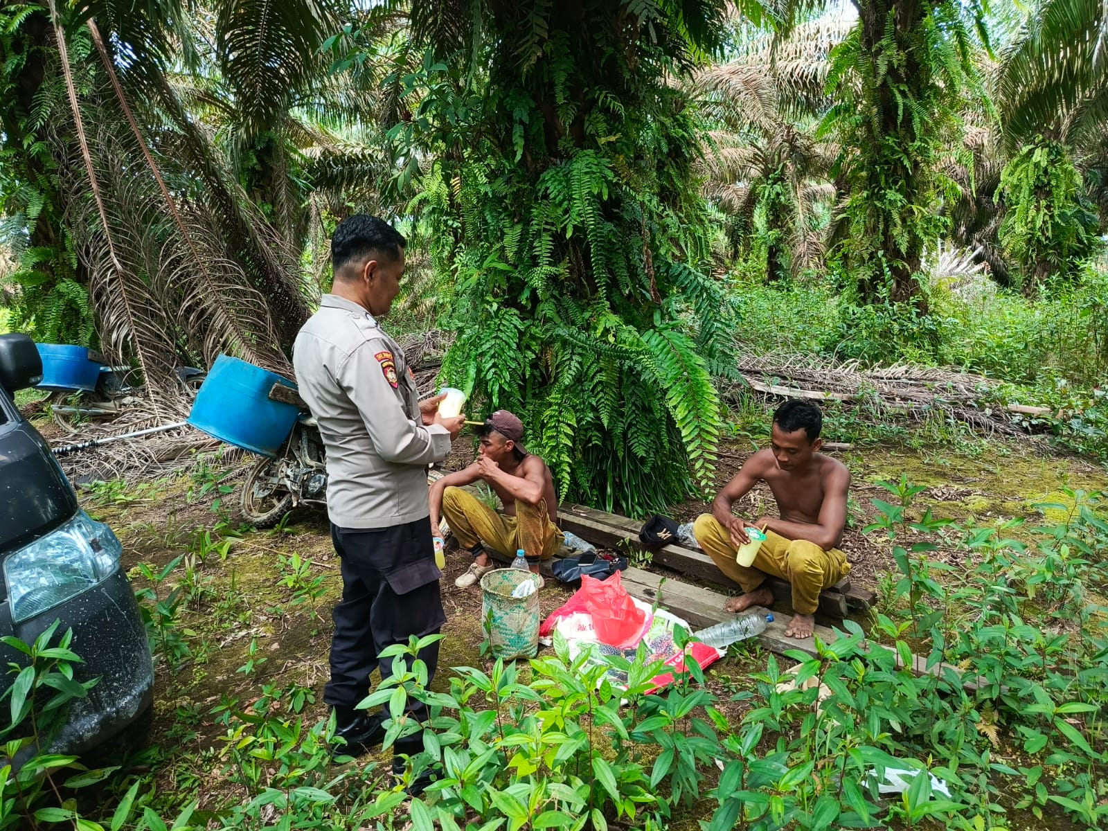 Bhabinkamtibmas Silaturahmi kepada Masyarakat yang sedang bekerja