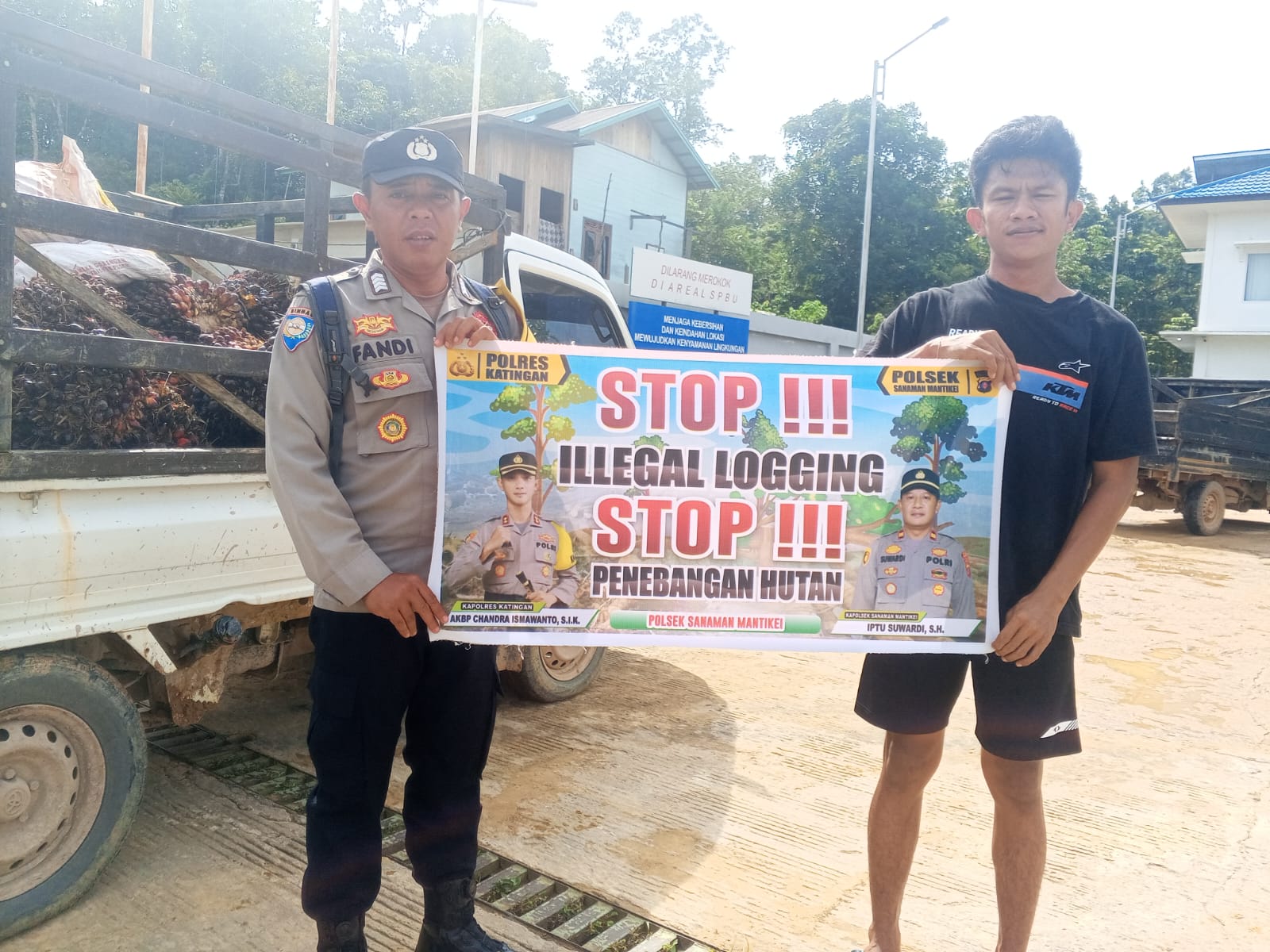 Bhabinkamtibmas laksanakan Sosialisasikan tentang larangan dan sangsi Pidana bagi pelaku Ileggal Logging kepada masyarakat di Desa Binaan.