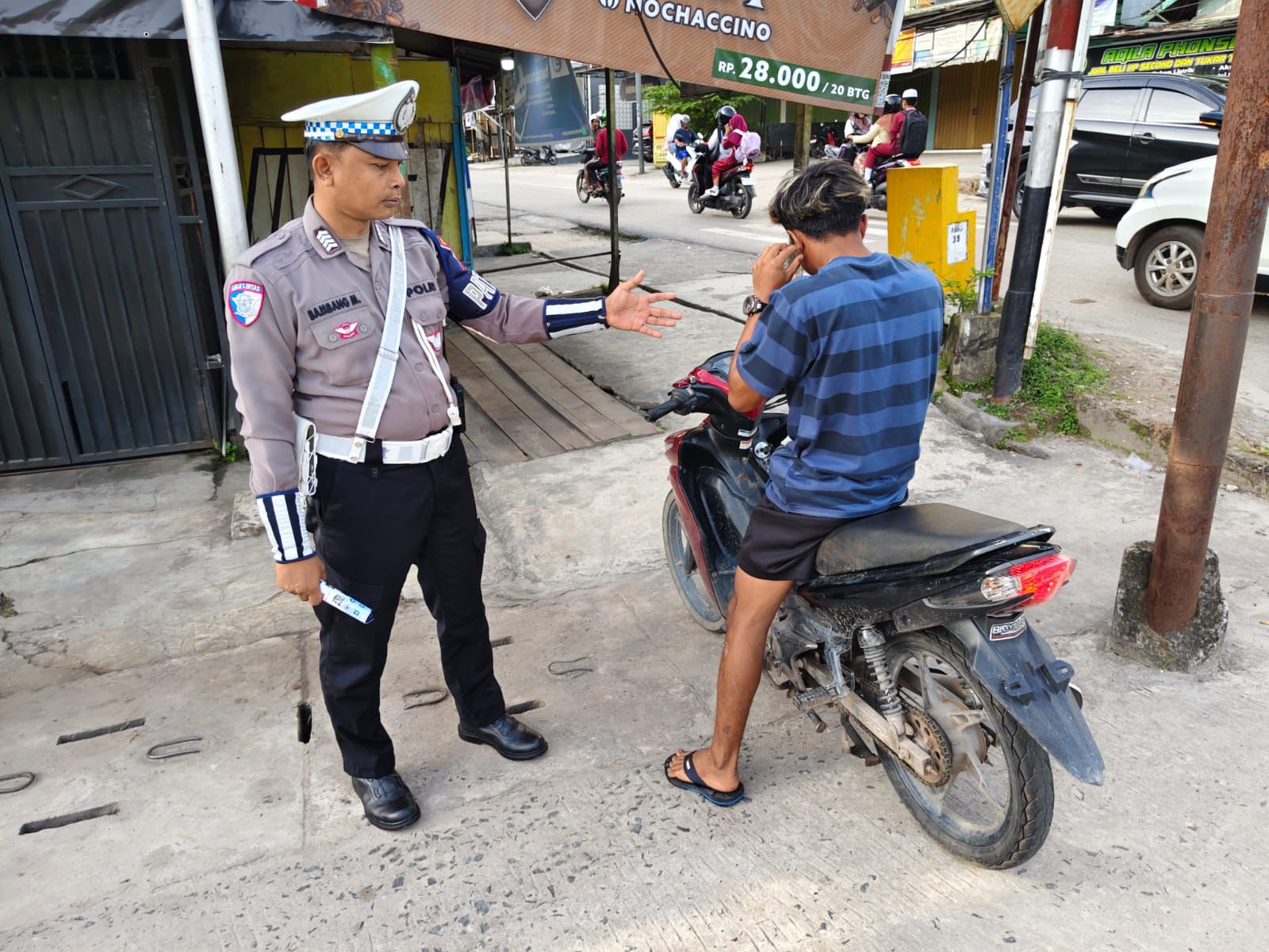 *Tidak Menggunakan Helm Saat Berkendara Personel Satlantas Berikan Teguran Humanis*.