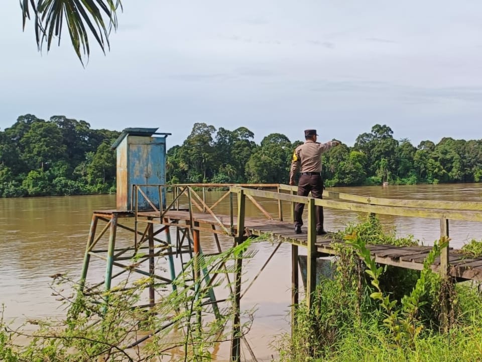 *Personil Polsek Sanaman Mantikei Rutin Cek Debit Air*