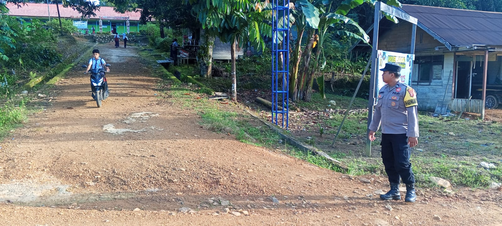 Anggota Polsek lamandau Pengaturan lalu lintas Jalan di Pagi hari