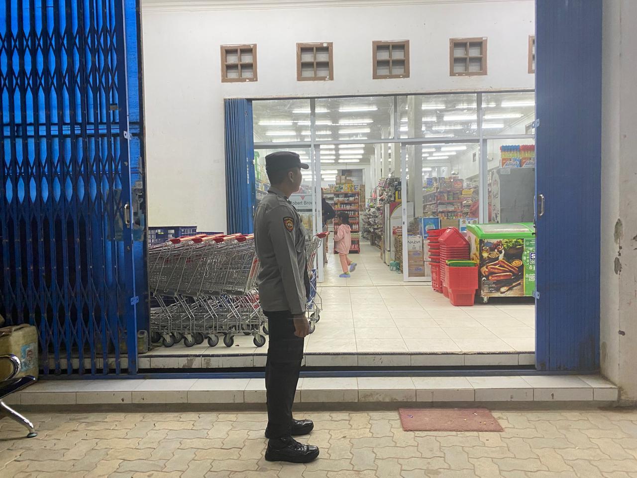 Piket Polsek Patroli kepertokoan diwilkum Polsek Sematu Jaya