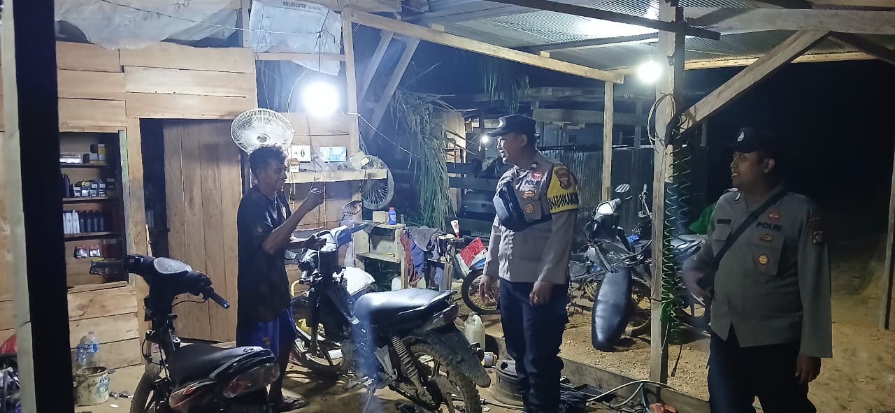 Personel Piket Polsek Lamandau Sambangi Masyarakat yang Bekerja di Bengkel