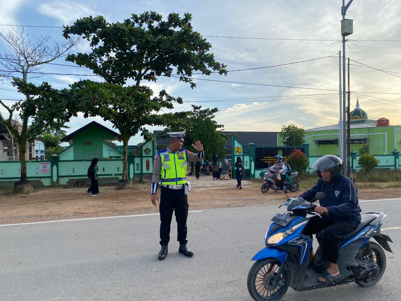 Satuan Lantas Polres lamandau Laksanakan Pengaturan Lalin Pada Pagi hari