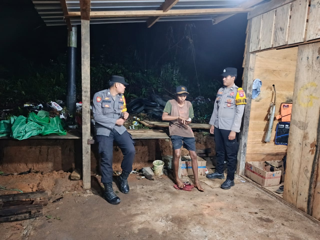 Personel Polsek lamandau melaksanakan sambang kerumah warga