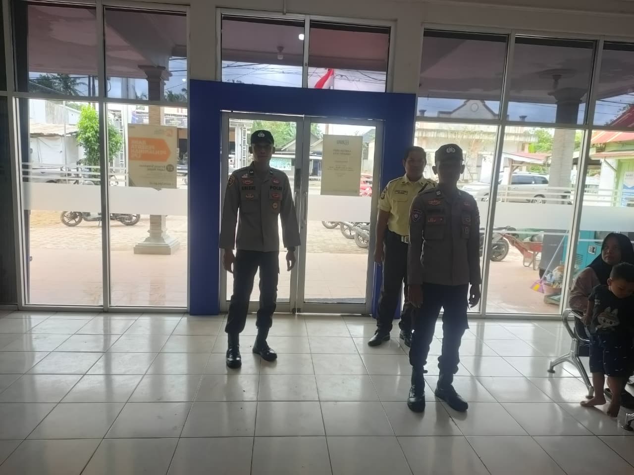 Piket Polsek Patroli dan Silaturahmi dengan Satpam Bank BRI