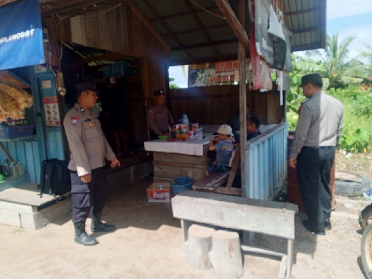 Patroli Dialogis, Polsek Tewang Sangalang Garing dan Pulau Malan Sampaikan Imbauan Kepada Warga.