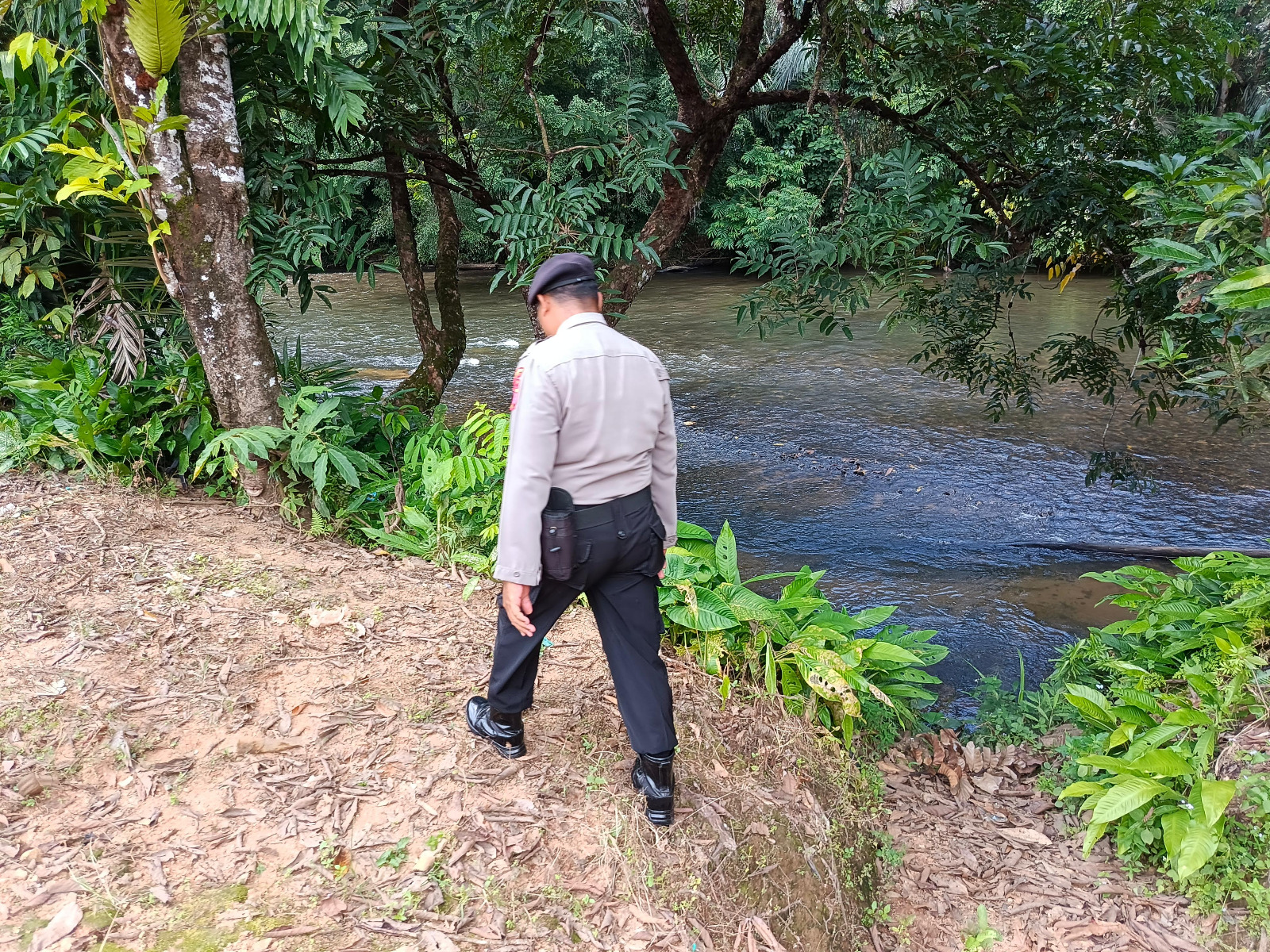 Piket Polsek Delang cek debit air DAS Delang