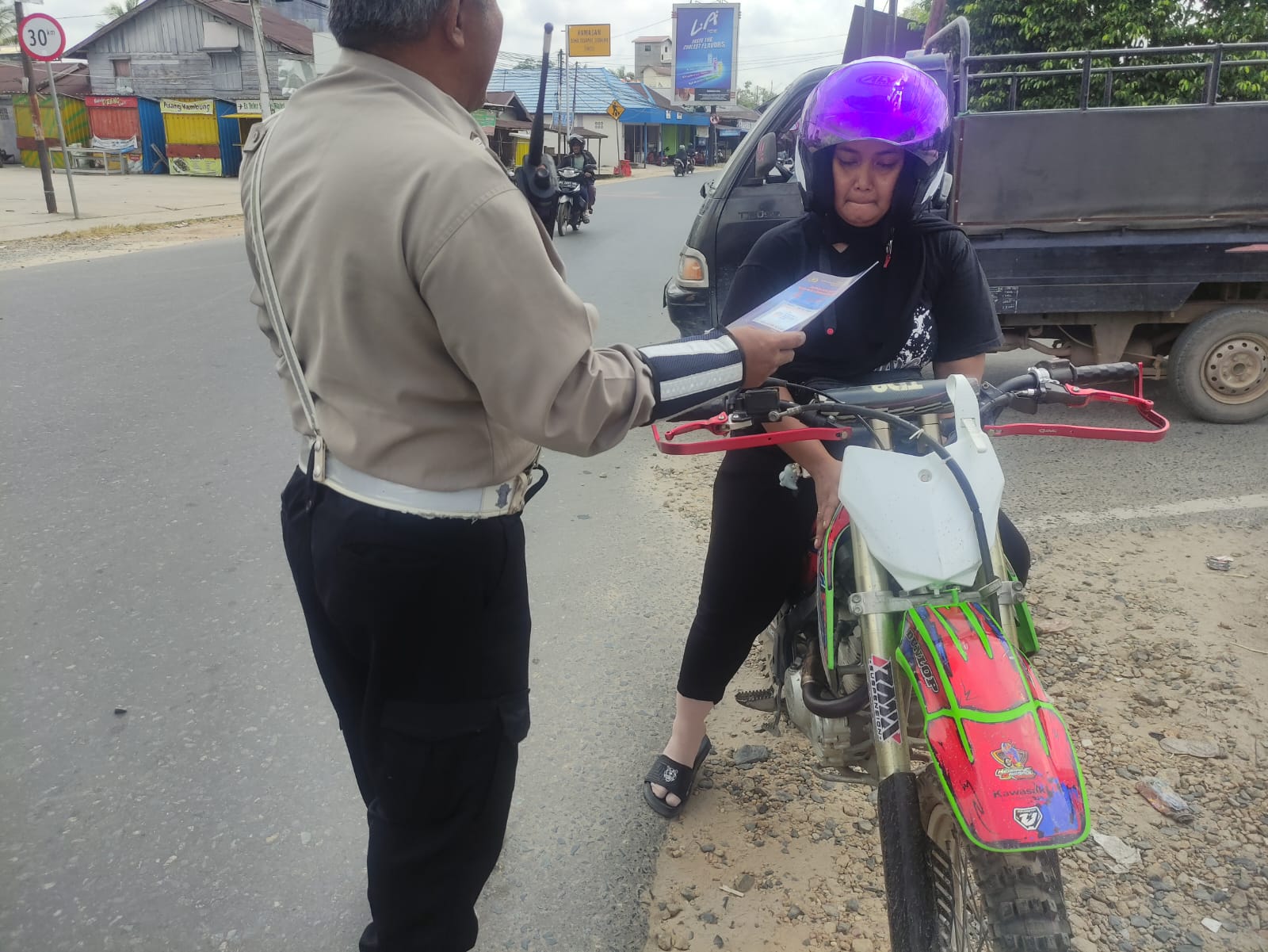 Pembagian Brosur Keselamatan Berlalu Lintas Kepada masyarakat.