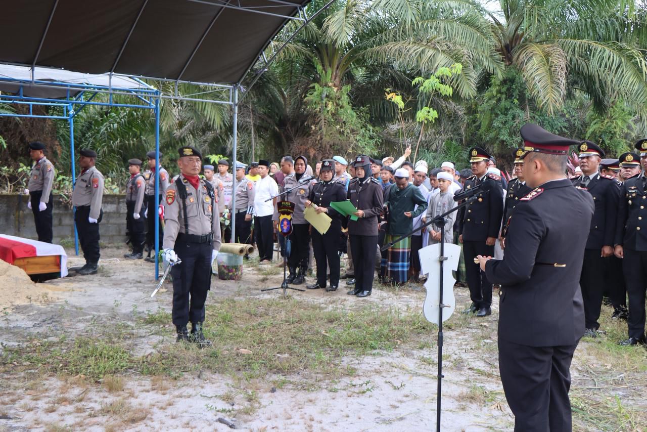 Kapolres Katingan Pimpin Pemakaman Bripka Prasetya Wibawa