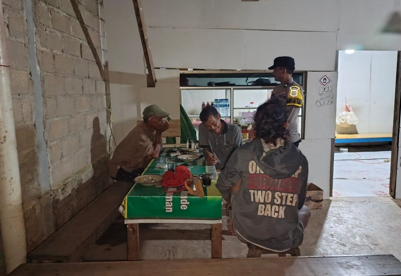 Piket Polsek Lamandau Sosialisasikan Tentang Layanan Hotline 110 kepada Masyarakat