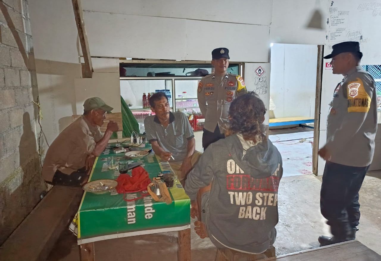 Personel Piket Polsek Lamandau Sambangi Warga, Berikan Imbauan untuk Menjauhi Judi Online