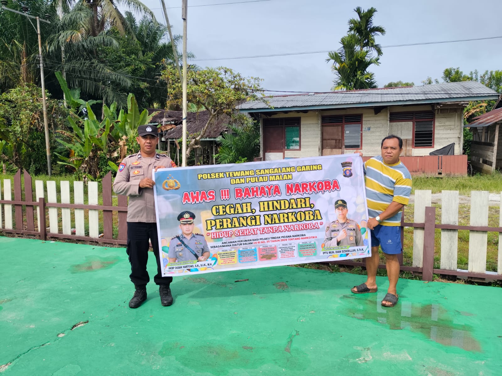 Melalui Media Spanduk, Polsek Tewang Sangalang Garing dan Pulau Malan Imbau Warga Tidak Terjerumus  Penyalahgunaan Narkoba.‎